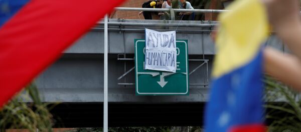 Pancarta Ayuda humanitaria en Caracas - Sputnik Mundo