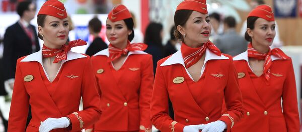 La cara más bella de la aviación: descubre a las azafatas rusas y soviéticas - Sputnik Mundo
