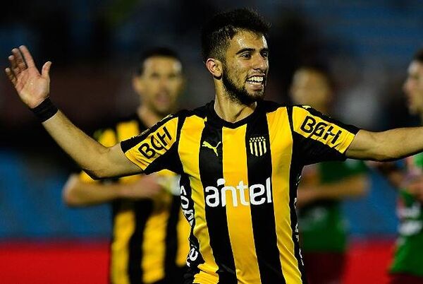 Diego Rossi con la camiseta del club uruguayo de fútbol Peñarol - Sputnik Mundo