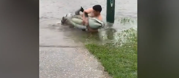 Así enseña un padre a sus hijos a cazar un cocodrilo especial - Sputnik Mundo