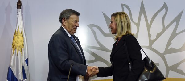 Rodolfo Nin, canciller de Uruguay y Federica Mogherini, jefa de asunto exteriores de la Unión Europea durante la reunión de Montevideo sobre Venezuela - Sputnik Mundo