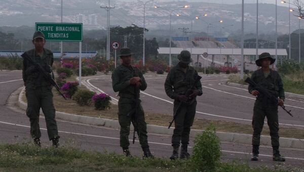 Militares resguardan puente Tienditas para impedir paso de ayuda humanitaria, y obstaculizan vía con contenedores - Sputnik Mundo