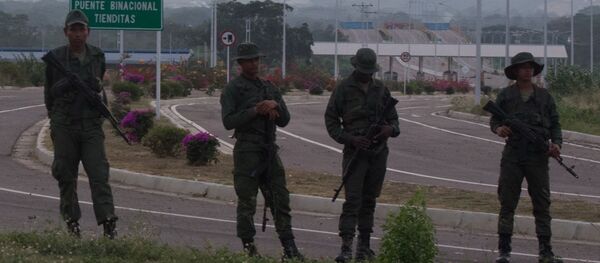 Militares resguardan puente Tienditas para impedir paso de ayuda humanitaria, y obstaculizan vía con contenedores - Sputnik Mundo