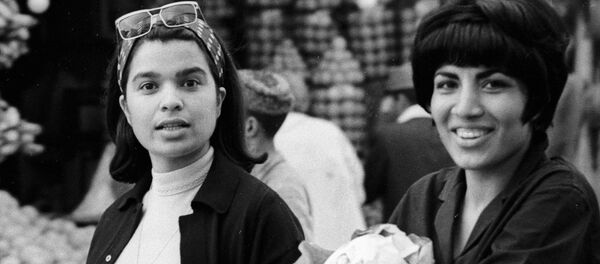Jóvenes afganas hacen compras en el mercado de su ciudad, 1967. - Sputnik Mundo