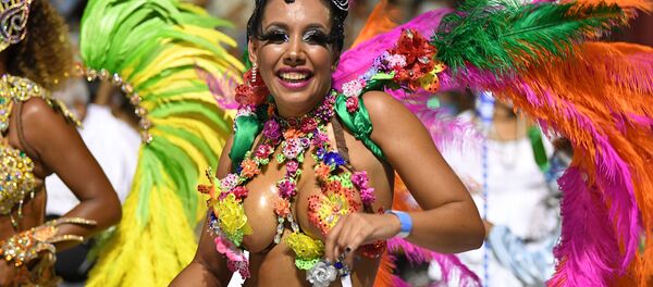 Участница праздничного парада на карнавале в Монтевидео, Уругвай - Sputnik Mundo