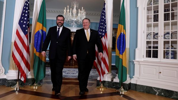 El secretario de Estado de EEUU, Mike Pompeom y su homólogo brasileño, Ernesto Araujo El secretario de Estado de EEUU, Mike Pompeom y su homólogo brasileño, Ernesto Araujo - Sputnik Mundo