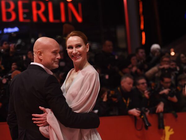 Llamativos, sensuales y graciosos: los atuendos de la alfombra roja de la Berlinale 2019 - Sputnik Mundo