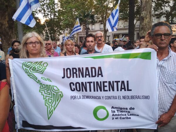 Karin Nansen, presidenta de Amigos de la Tierra Internacional, durante la manifestación Diálogo y paz para Venezuela, convocada por el Pit-Cnt, el Encuentro Sindical Nuestra América y la Jornada Continental en Defensa de la Democracia y Contra el Neoliberalismo Karin Nansen, presidenta de Amigos de la Tierra Internacional, durante la manifestación Diálogo y paz para Venezuela, convocada por el Pit-Cnt, el Encuentro Sindical Nuestra América y la Jornada Continental en Defensa de la Democracia y Contra el Neoliberalismo - Sputnik Mundo