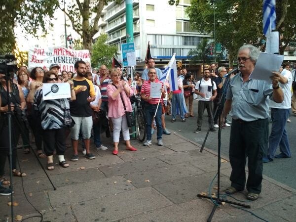 El escritor uruguayo Ignacio Martínez, leyendo la proclama de la manifestación Diálogo por la paz para Venezuela, convocada por el Pit-Cnt, el Encuentro Sindical Nuestra América y la Jornada Continental en Defensa de la Democracia y Contra el Neoliberalismo El escritor uruguayo Ignacio Martínez, leyendo la proclama de la manifestación Diálogo por la paz para Venezuela, convocada por el Pit-Cnt, el Encuentro Sindical Nuestra América y la Jornada Continental en Defensa de la Democracia y Contra el Neoliberalismo - Sputnik Mundo