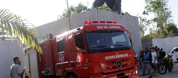 Los bomberos en el incendio en el club brasileño de fútbol Flamengo en Río de Janeiro - Sputnik Mundo
