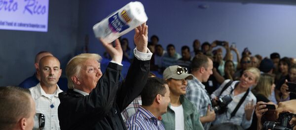 Trump lanza rollos de papel a los damnificados del huracán María en Puerto Rico - Sputnik Mundo