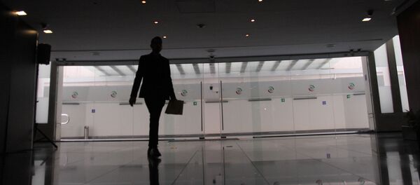 Mujer camina en el Senado de la República mexicana durante el Foro estratégico sobre energía e inversión - Sputnik Mundo