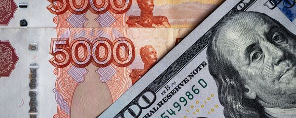 Rublos y dólares  - Sputnik Mundo