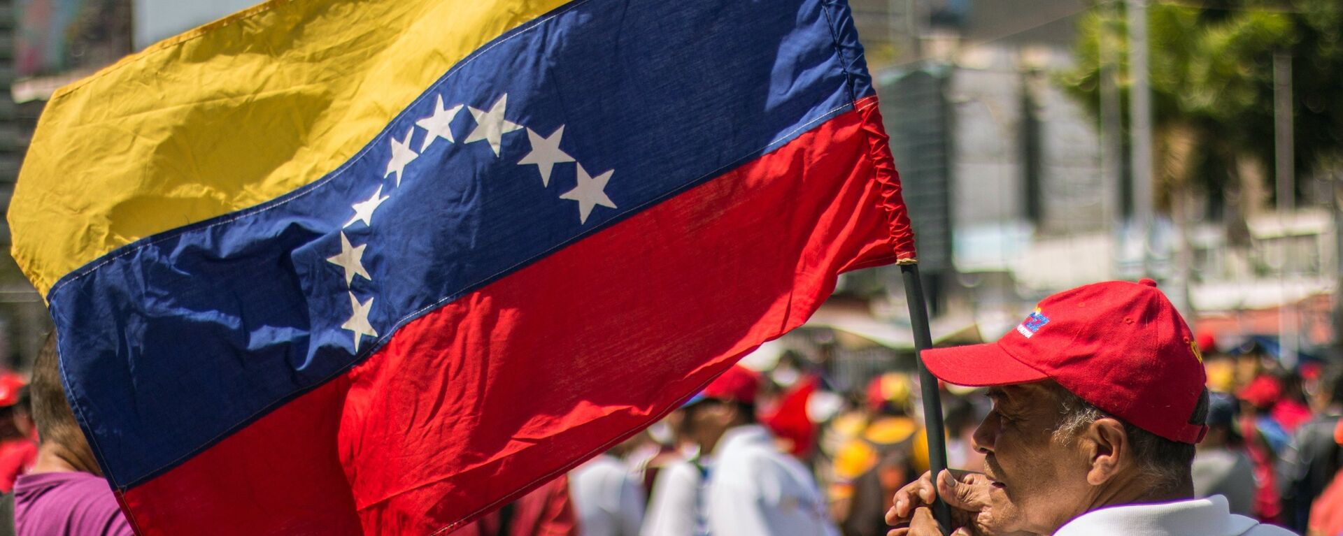 Un hombre con la bandera de Venezuela - Sputnik Mundo, 1920, 11.09.2024