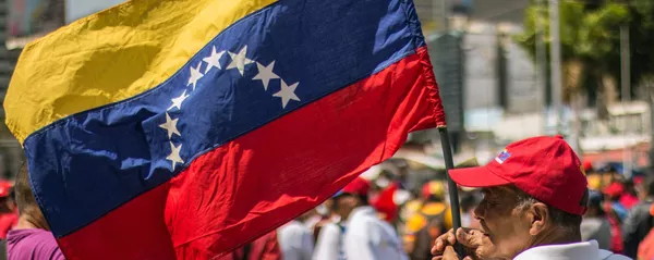 Un hombre con la bandera de Venezuela Un hombre con la bandera de Venezuela - Sputnik Mundo