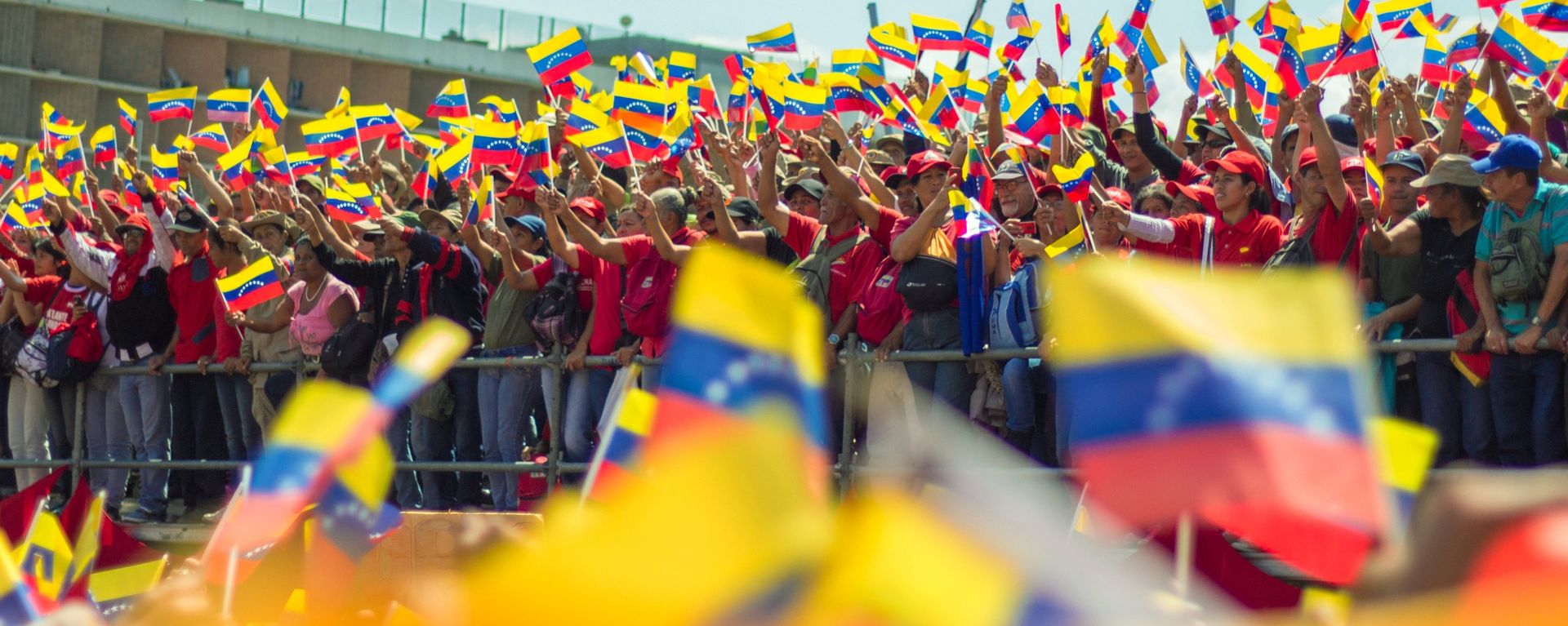 Manifestantes con las banderas de Venezuela Manifestantes con las banderas de Venezuela - Sputnik Mundo, 1920, 24.08.2021