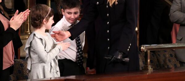 Melania Trump en un solo guante - Sputnik Mundo