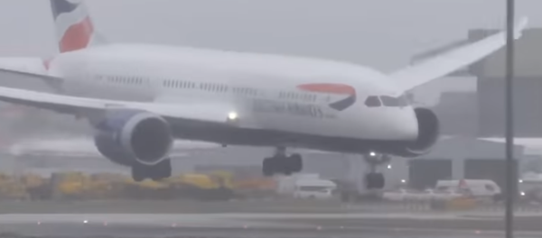 Un fuerte viento impide el aterrizaje de un avión en Londres - Sputnik Mundo