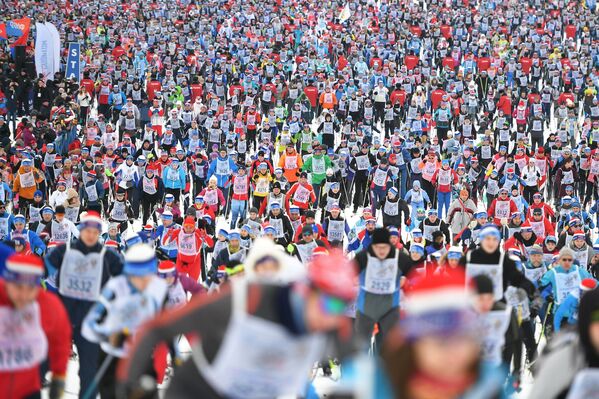 Una carrera de esquí masiva reúne a personas de todos los rincones de Rusia - Sputnik Mundo