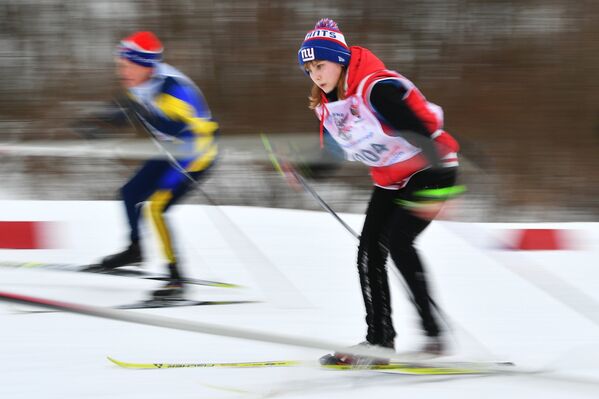 Una carrera de esquí masiva reúne a personas de todos los rincones de Rusia - Sputnik Mundo