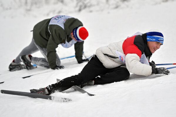 Una carrera de esquí masiva reúne a personas de todos los rincones de Rusia - Sputnik Mundo
