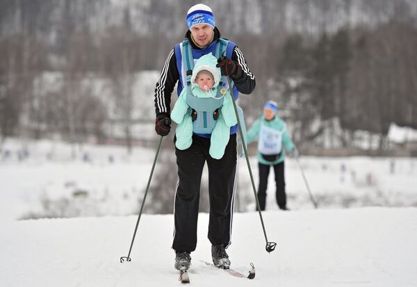 Una carrera de esquí masiva reúne a personas de todos los rincones de Rusia - Sputnik Mundo
