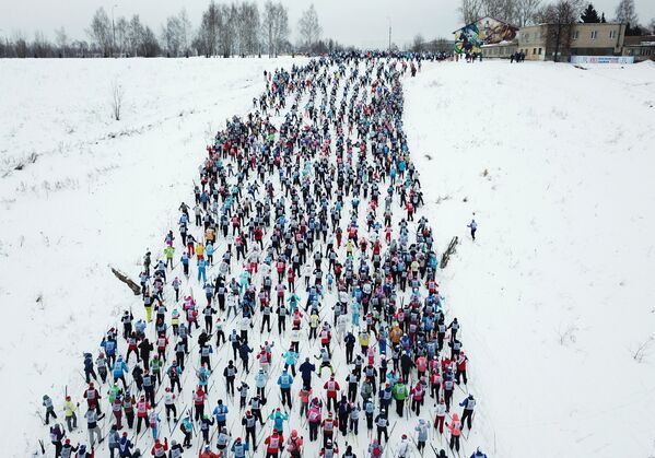 Una carrera de esquí masiva reúne a personas de todos los rincones de Rusia - Sputnik Mundo