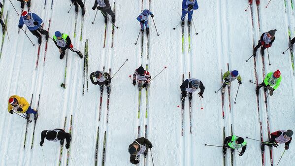 Una carrera de esquí masiva reúne a personas de todos los rincones de Rusia - Sputnik Mundo