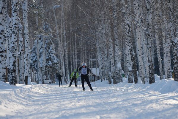 Una carrera de esquí masiva reúne a personas de todos los rincones de Rusia - Sputnik Mundo