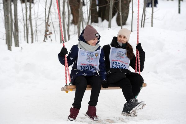 Una carrera de esquí masiva reúne a personas de todos los rincones de Rusia - Sputnik Mundo