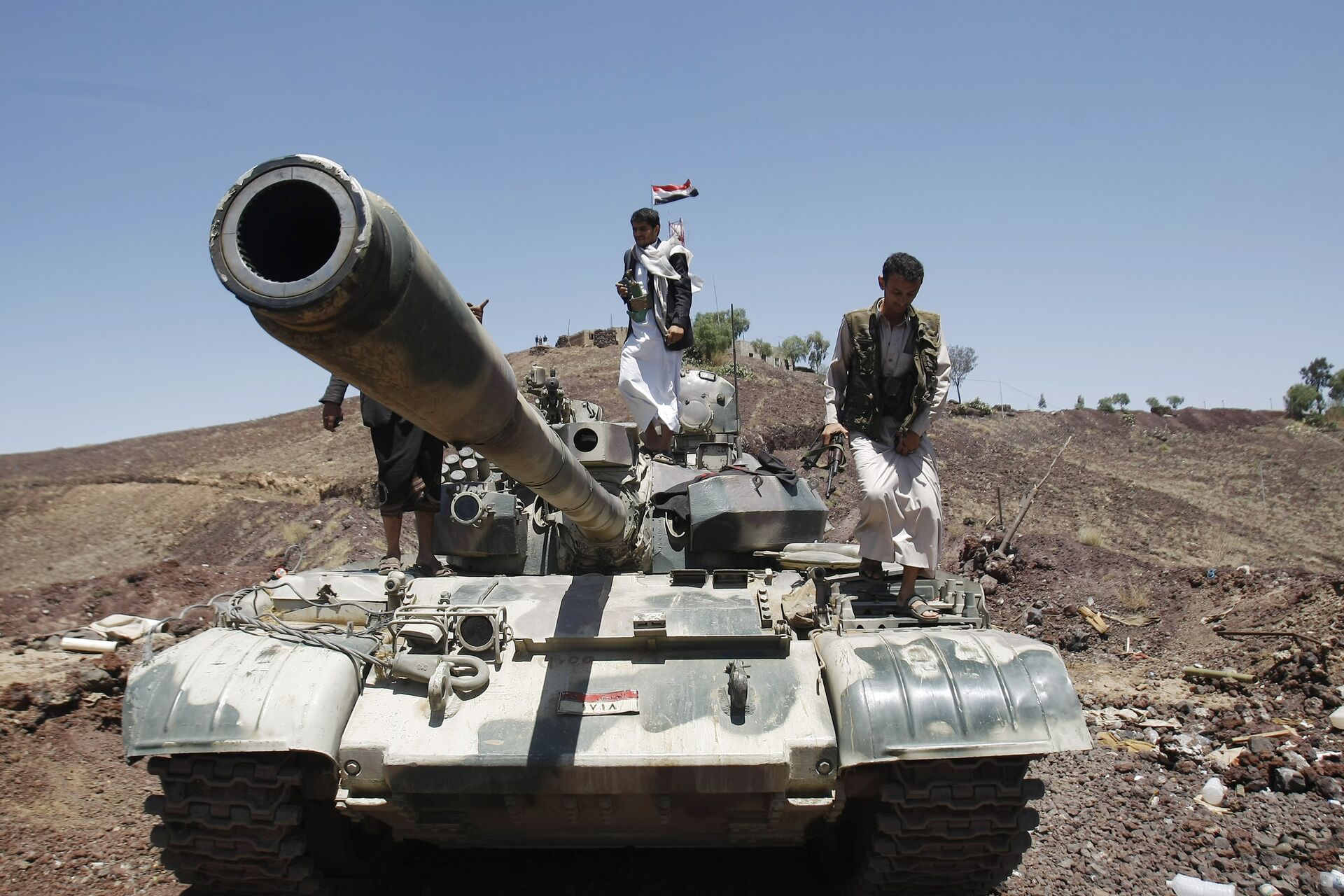 Los rebeldes hutíes encima de un tanque  - Sputnik Mundo, 1920, 17.02.2021
