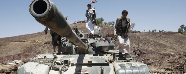 Los rebeldes hutíes encima de un tanque  - Sputnik Mundo