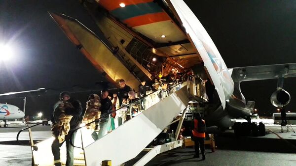 Niños rusos llegan a Moscú desde Irak Niños rusos llegan a Moscú desde Irak - Sputnik Mundo