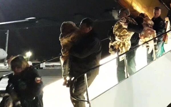 Niños rusos llegan a Moscú desde Irak Niños rusos llegan a Moscú desde Irak - Sputnik Mundo