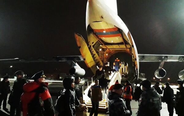 Niños rusos llegan a Moscú desde Irak Niños rusos llegan a Moscú desde Irak - Sputnik Mundo