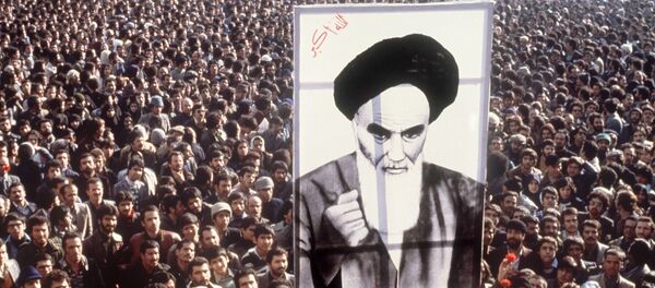 Los manifestantes en contra del sha Pahleví sujetan el retrato del ayatolá Jomeini en Teherán, 16 de enero de 1979 Los manifestantes en contra del sha Pahleví sujetan el retrato del ayatolá Jomeini en Teherán, 16 de enero de 1979 - Sputnik Mundo