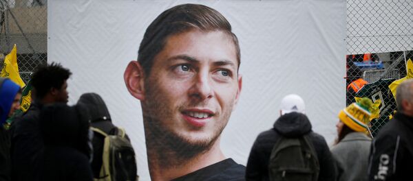 Homenaje al futbolista argentino Emiliano Sala - Sputnik Mundo