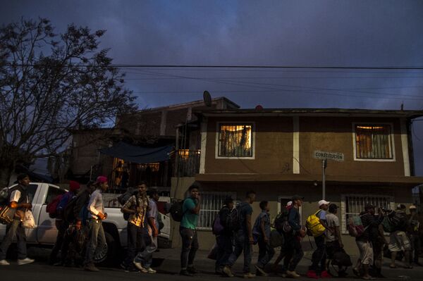 Caravana de migrantes llegando al albergue Juventud 2000, en Tijuana, Baja California, México - Sputnik Mundo