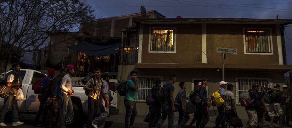 Caravana de migrantes llegando al albergue Juventud 2000, en Tijuana, Baja California, México - Sputnik Mundo