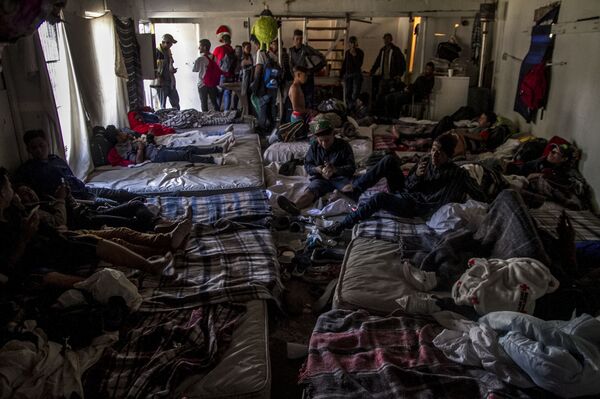 Hospedaje de hombres jóvenes de la caravana migrante en Tijuana, Baja California, México - Sputnik Mundo
