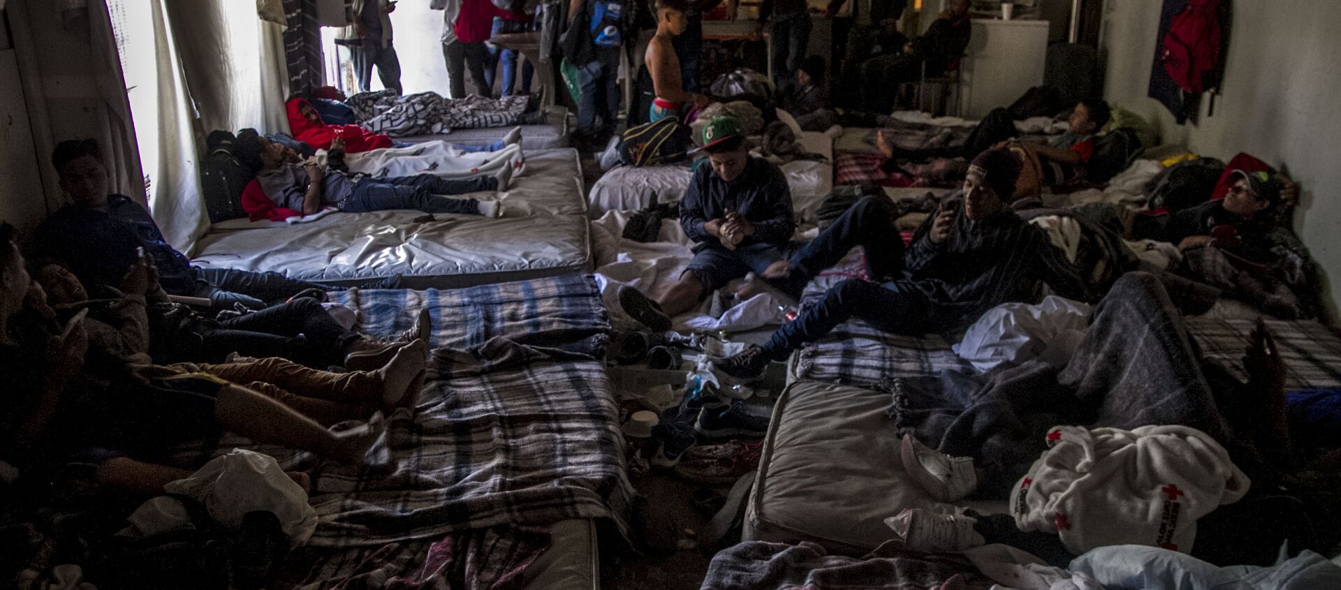 Hospedaje de hombres jóvenes de la caravana migrante en Tijuana, Baja California, México - Sputnik Mundo, 1920, 18.01.2021