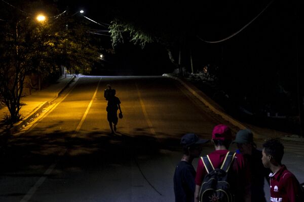 Migrante camino al albergue de Mexicali, Baja California, México - Sputnik Mundo