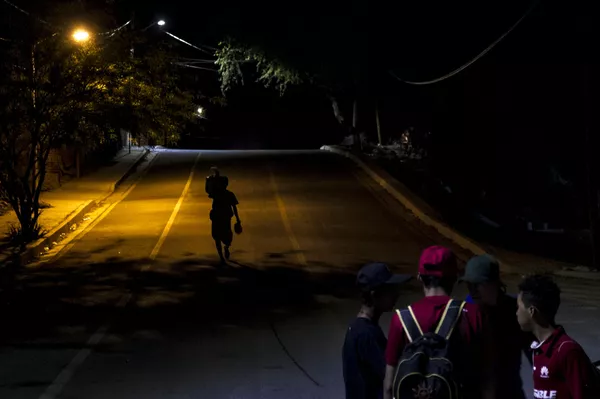 Migrante camino al albergue de Mexicali, Baja California, México Migrante camino al albergue de Mexicali, Baja California, México - Sputnik Mundo