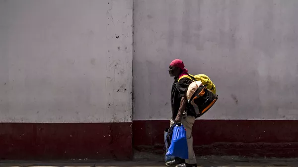 Migrante camino al albergue de Mexicali, Baja California, México - Sputnik Mundo