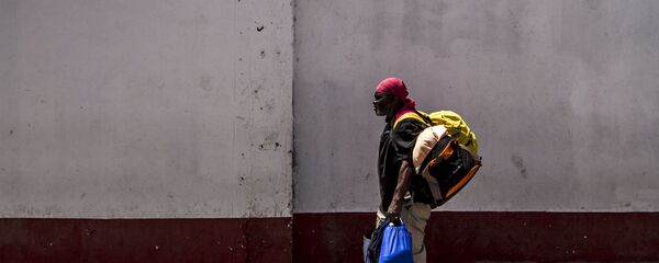 Migrante camino al albergue de Mexicali, Baja California, México - Sputnik Mundo