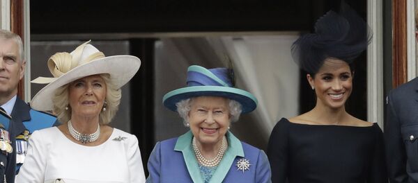 Reina Isabel II, Camilla Parker Bowles y Meghan Markle - Sputnik Mundo