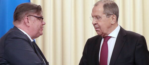 En canciller de Finlandia, Timo Soini, y el canciller de Rusia, Serguéi Lavrov - Sputnik Mundo