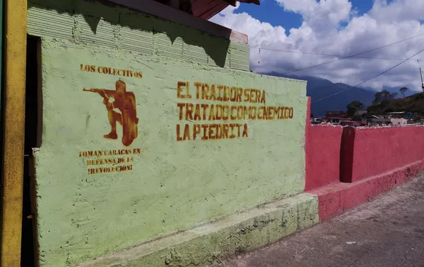 Mural en La Piedrita, mensaje a los Traidores Mural en La Piedrita, mensaje a los Traidores - Sputnik Mundo