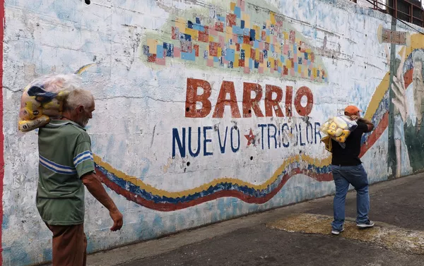 La Comunidad de La Piedrita durante la jornada de atención del CLAP (Comité de Localde Abastecimiento y Producción) La Comunidad de La Piedrita durante la jornada de atención del CLAP (Comité de Localde Abastecimiento y Producción) - Sputnik Mundo