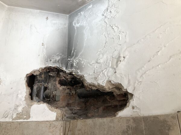 Agujero en la pared en el edificio de la Cámara Federal de Casación Penal de Buenos Aires, Argentina - Sputnik Mundo